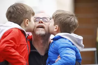 Juan Antonio Luna regresa a Lucena con sus hijos tras su odisea en Polonia y Ucrania