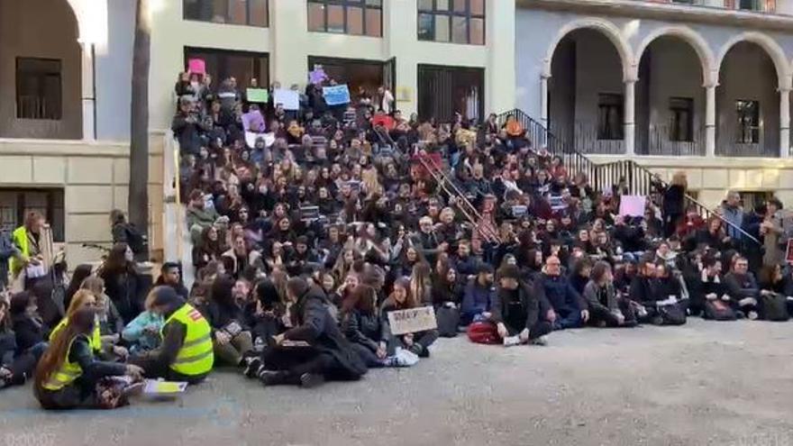 Estudiantes y profesores protestan en La Merced por la oferta de plazas del próximo curso.
