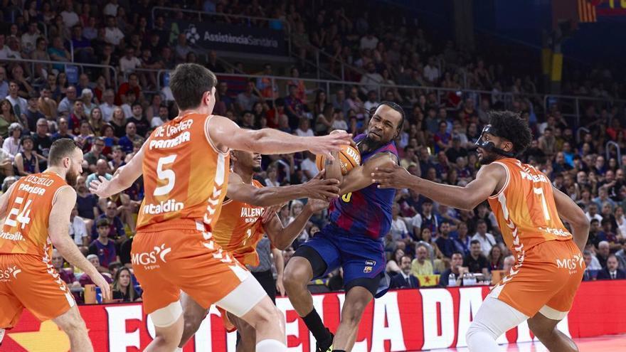 El Valencia aplasta al Barça y le condena al peor camino del 'play off'