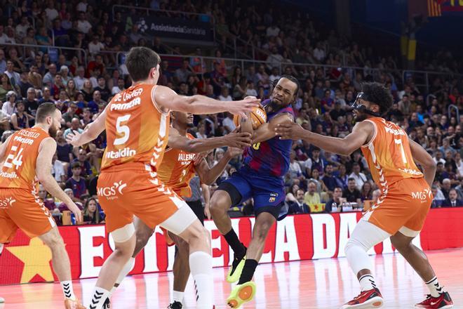 El Valencia aplasta al Barça y le condena al peor camino del 'play off'