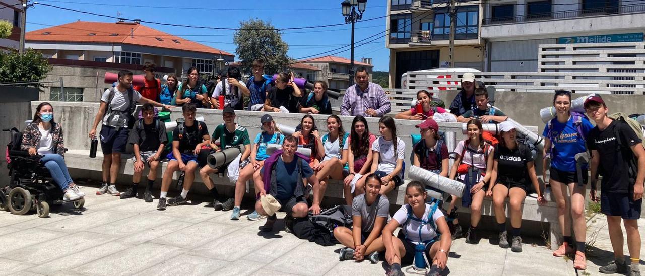 Grupo de alumnos de centros 
escolapios de Valencia en el 
casco urbano de Rodeiro.