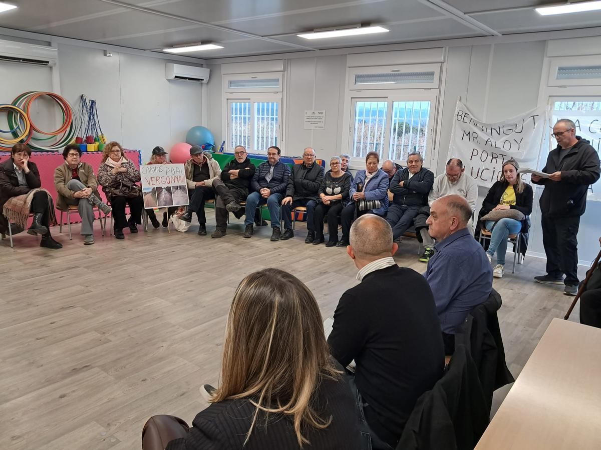Un moment de la trobada de l'alcalde Aloy i els regidors Sixto i Romero amb els veïns