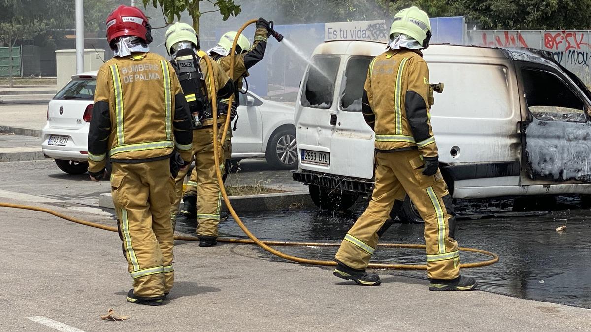 Bomberos de Palma apagan las llamas del coche incendiado en el barrio de Nou Llevant, en Palma