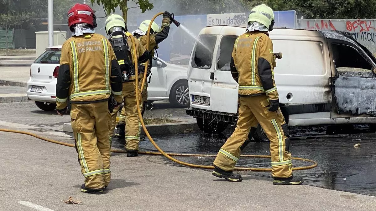 Alarma en el barrio de Nou Llevant de Palma por el aparatoso incendio intencionado de una furgoneta