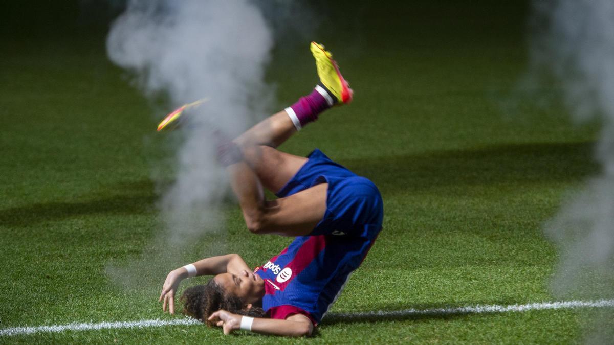 Vicky López hace una cabriola en el estadio Johan Cruyff durante la celebración de la quinta liga F consecutiva