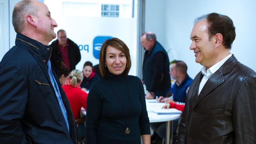 Emiliano García y Ana Loix González con José Crespo en la sede del PP de Lalín. // FdV