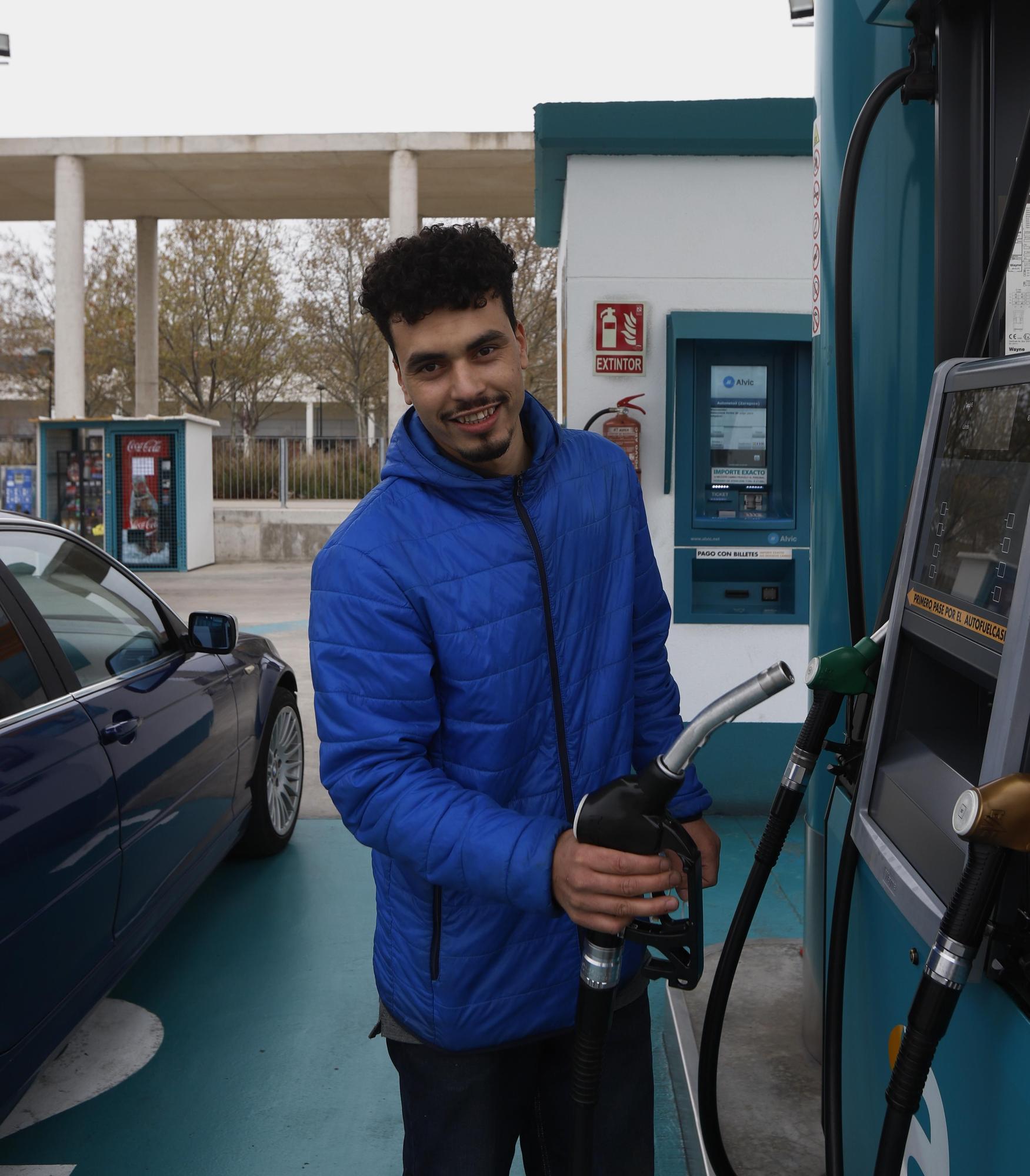 Abdel extrae la manguera del surtidor para descargar combustible en su vehículo.