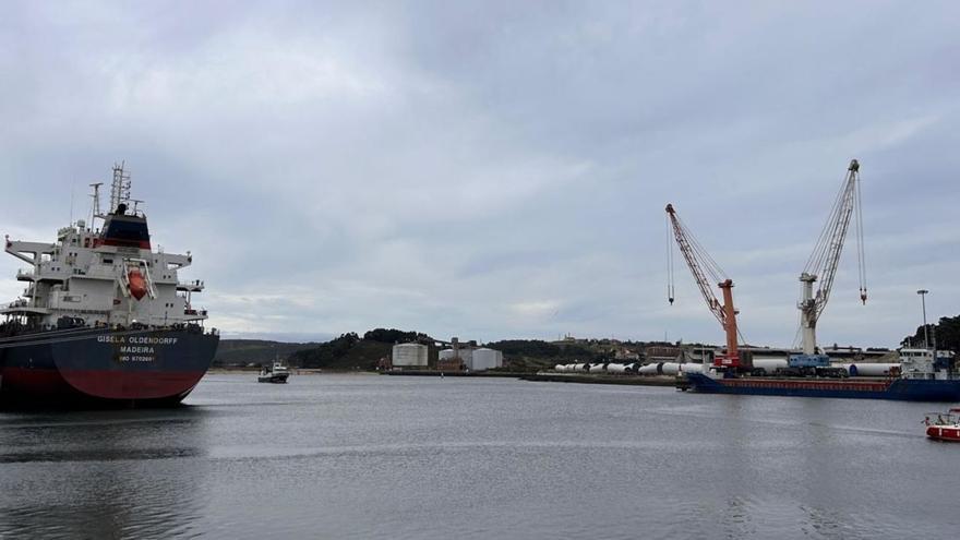 Intensa actividad en los muelles avilesinos, con más de 80.000 toneladas movidas | AUTORIDAD PORTUARIA