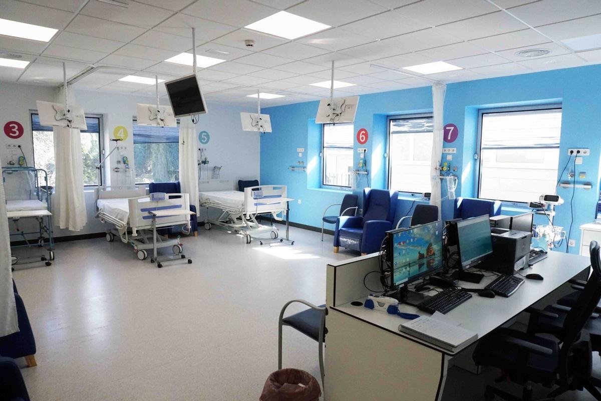 MLG 26-02-2025.- la consejera de Salud y Consumo, Rocío Hernández, visita el nuevo acelerador lineal del Hospital Materno Infantil y las nuevas urgencias