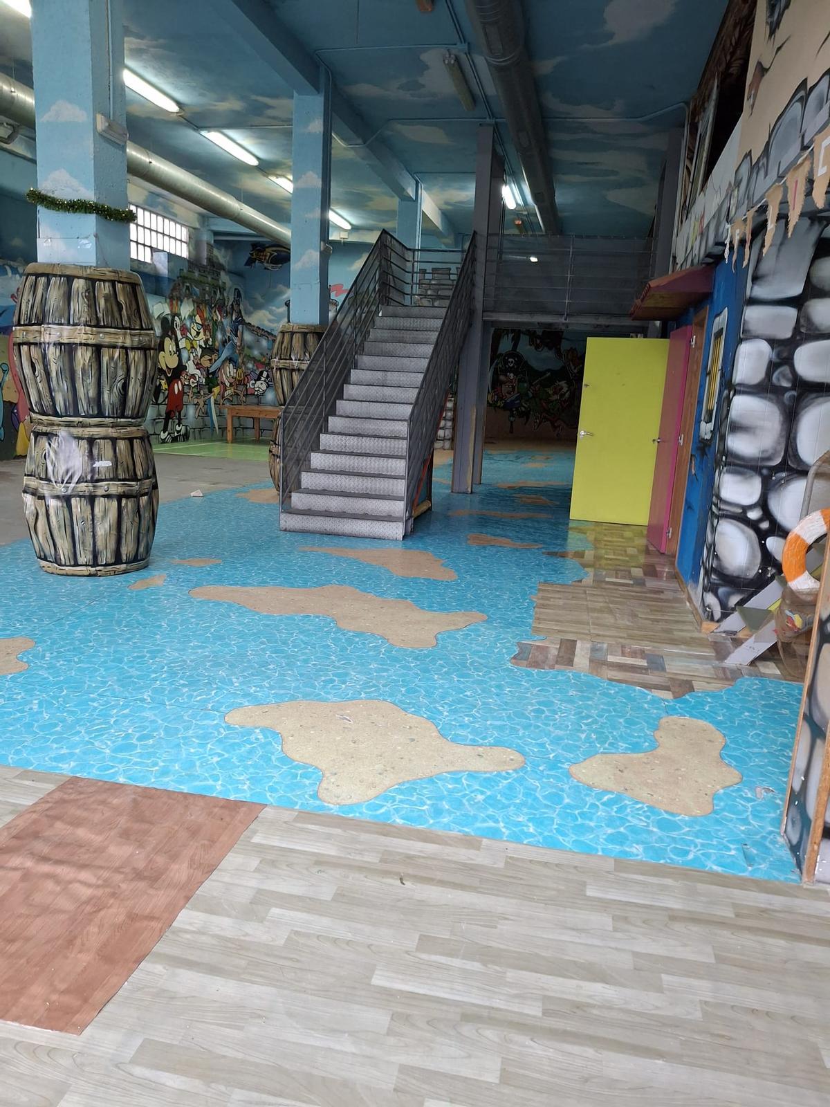 El interior del bajo, con decoración infantil.