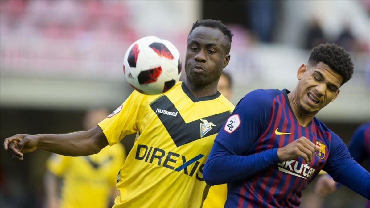 Nana y Araujo, que marcó el gol azulgrana, luchan por un balón