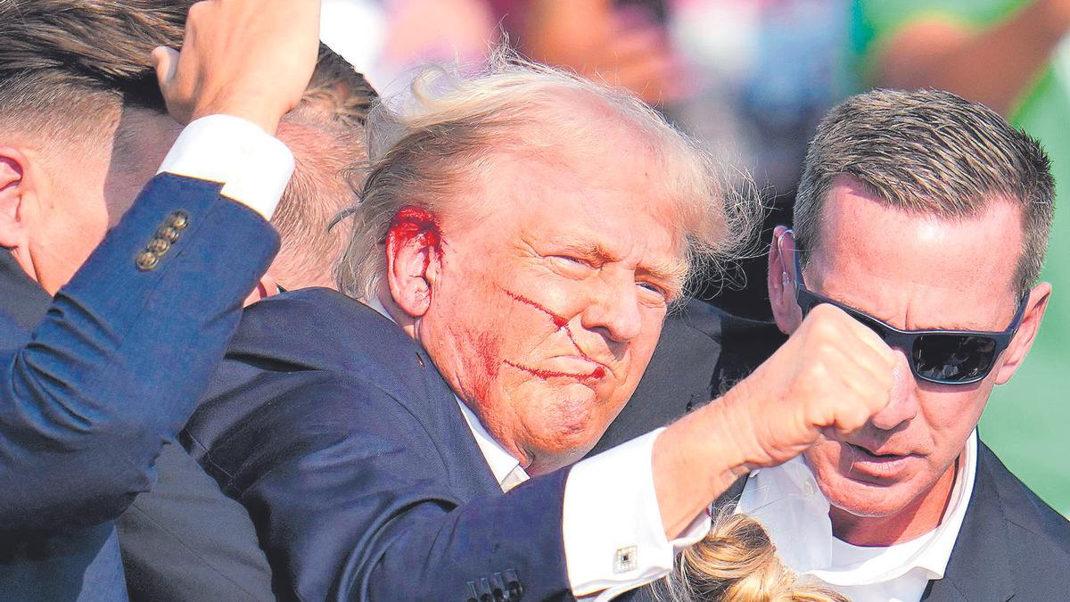 Donald Trump, el candidato republicano en EEUU, tras recibir una bala en la oreja