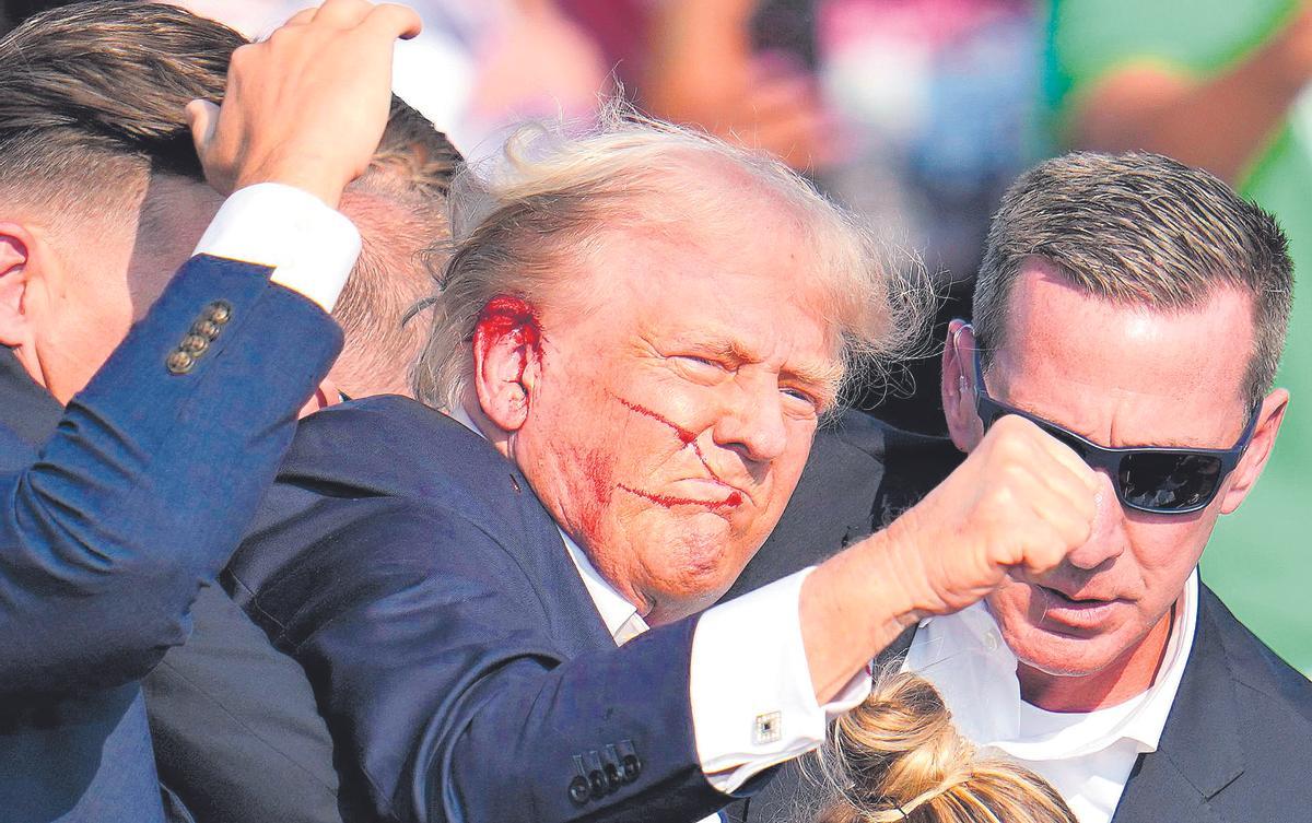 Donald Trump, el candidato republicano en EEUU, tras recibir una bala en la oreja