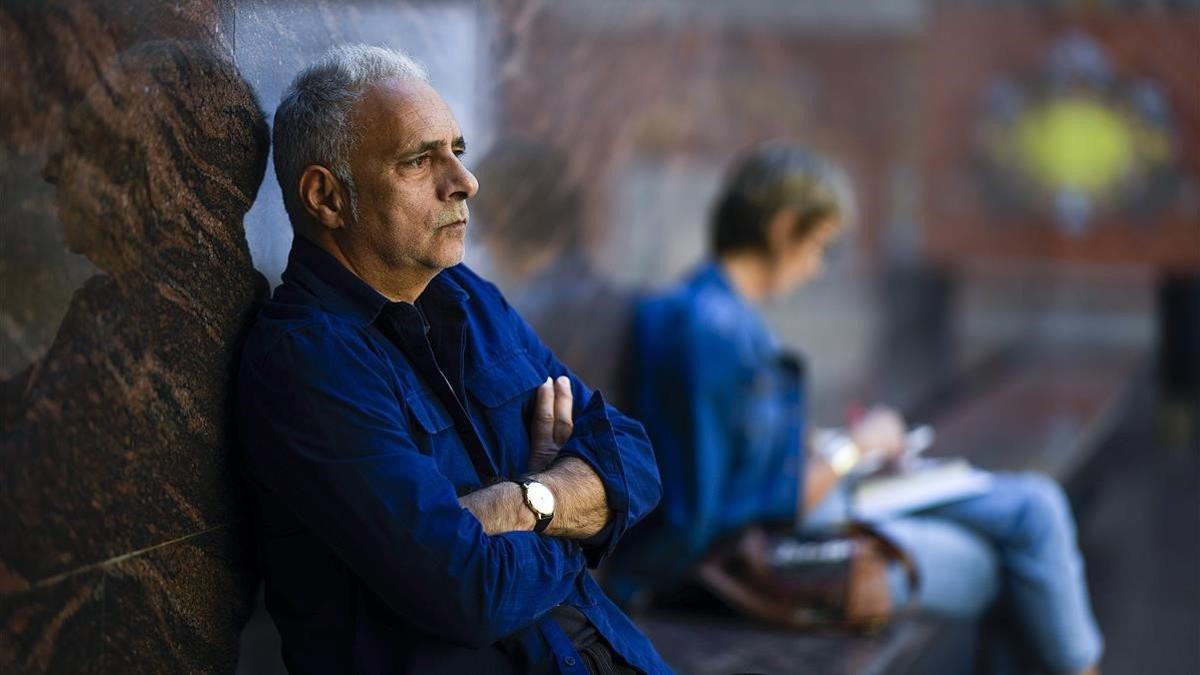 Hanif Kureishi, en el patio del CCCB, este miércoles.