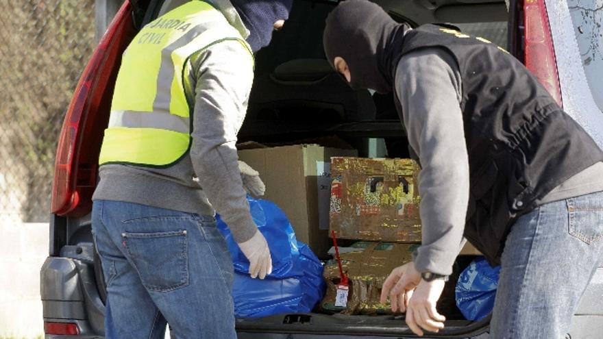 Agentes de la Guardia Civil introducen en un vehículo policial parte del material inacutado en Ortuella en la denominada operación &quot;Ditalco&quot;, desarrollada en Madrid, Pontevedra, La Coruña, Álava y Vizcaya, en la que se han detenido a cinco presuntos miembros de la considerada &quot;estructura legal&quot; de los GRAPO.