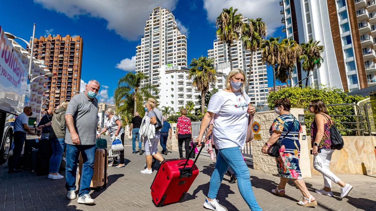 Un grupo de viajeros británicos a su llegada a Benidorm. | DAVID REVENGA