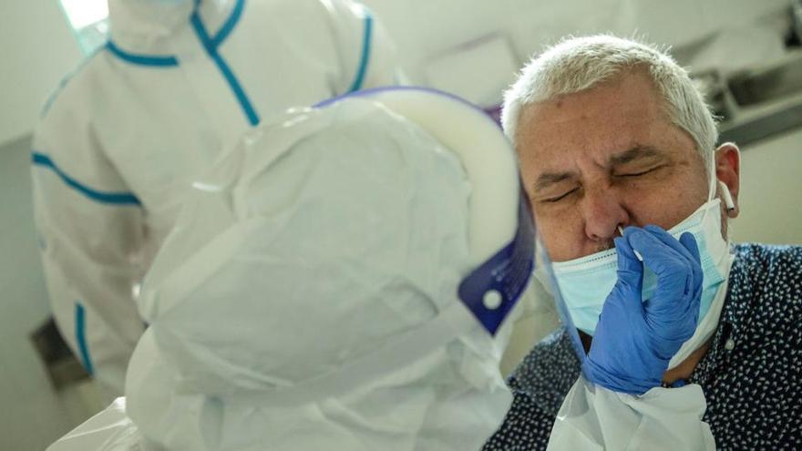 Profesionales sanitarios realizan test PCR en los Centros de Atención Primaria.