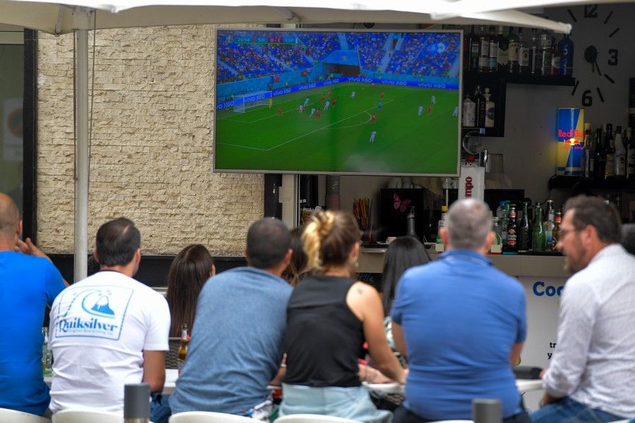 Aficionados ven en la capital grancanaria el partido de España en cuartos de final de la Eurocopa