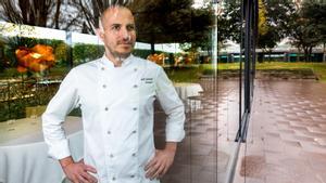 Joel Castanyé, tras un cristal del comedor de La Boscana.