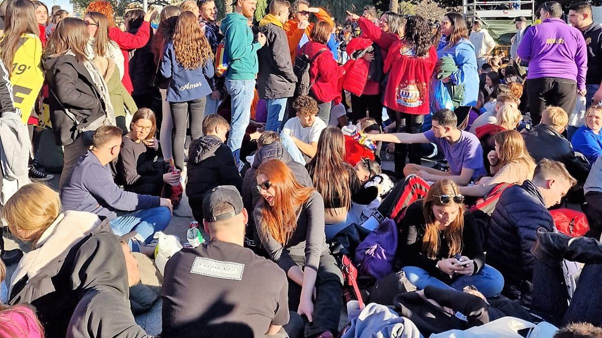 Una sentada de jóvenes en el espacio de la Crida