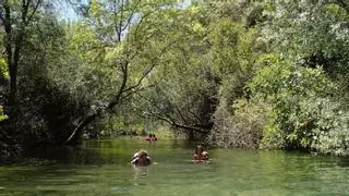 Málaga tiene una de las pocas piscinas naturales infinitas de toda Andalucía: así puedes llegar a sus aguas cristalinas