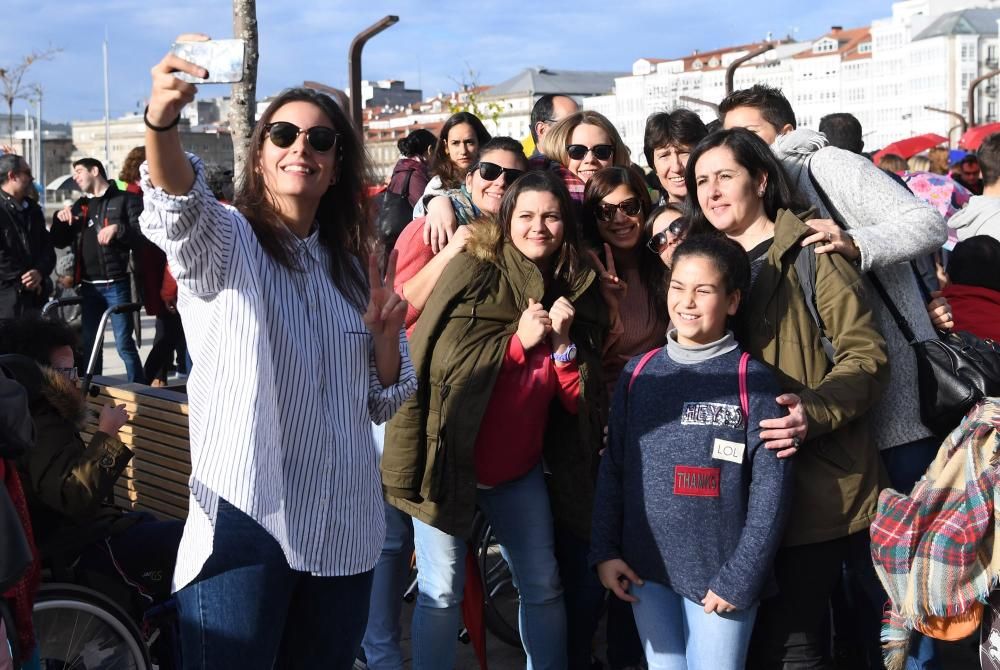 A Coruña saca los paraugas en el paseo de O Parrote para visibilizar la diversidad funcional.