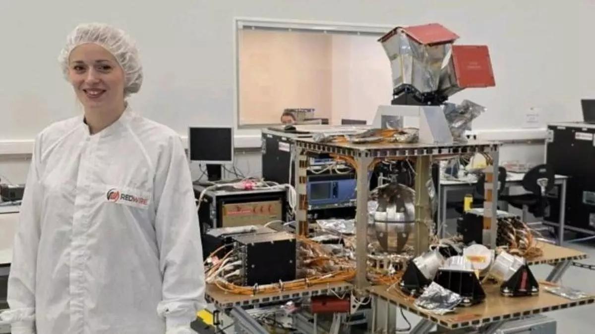 Carlota Keimer amb el satèl·lit ALTIUS a les instal·lacions de Redwire, a Bèlgica.