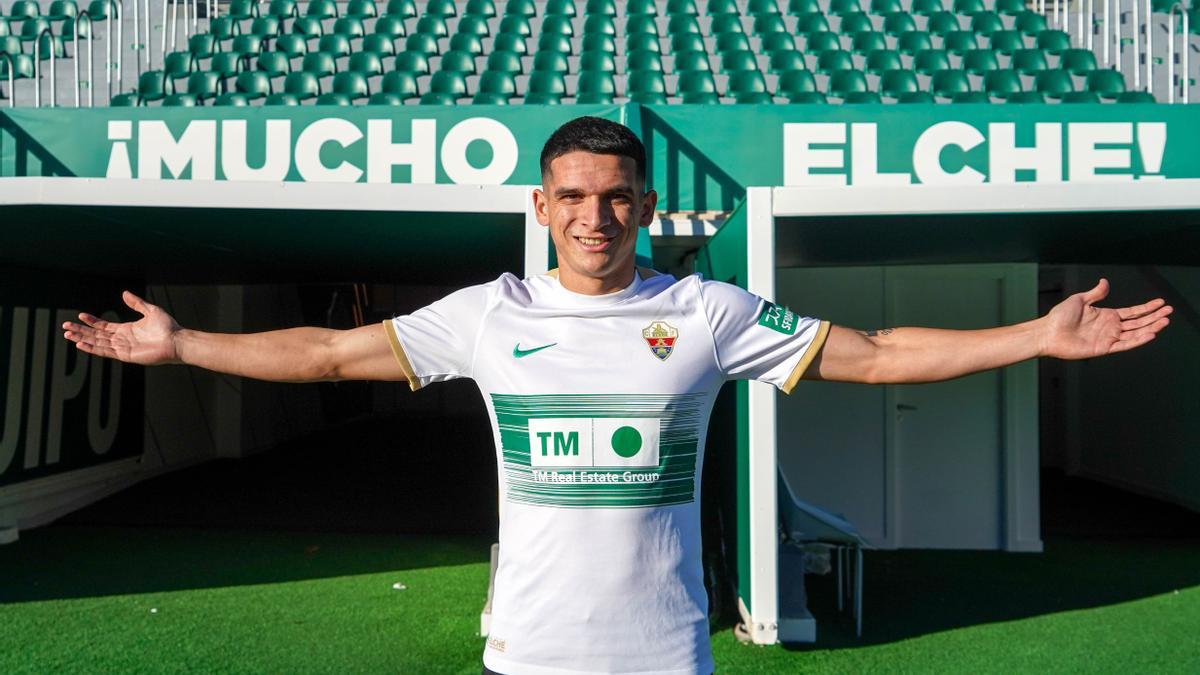 Lautaro Blanco, en la salida del túnel de vestuarios del estadio Martínez Valero