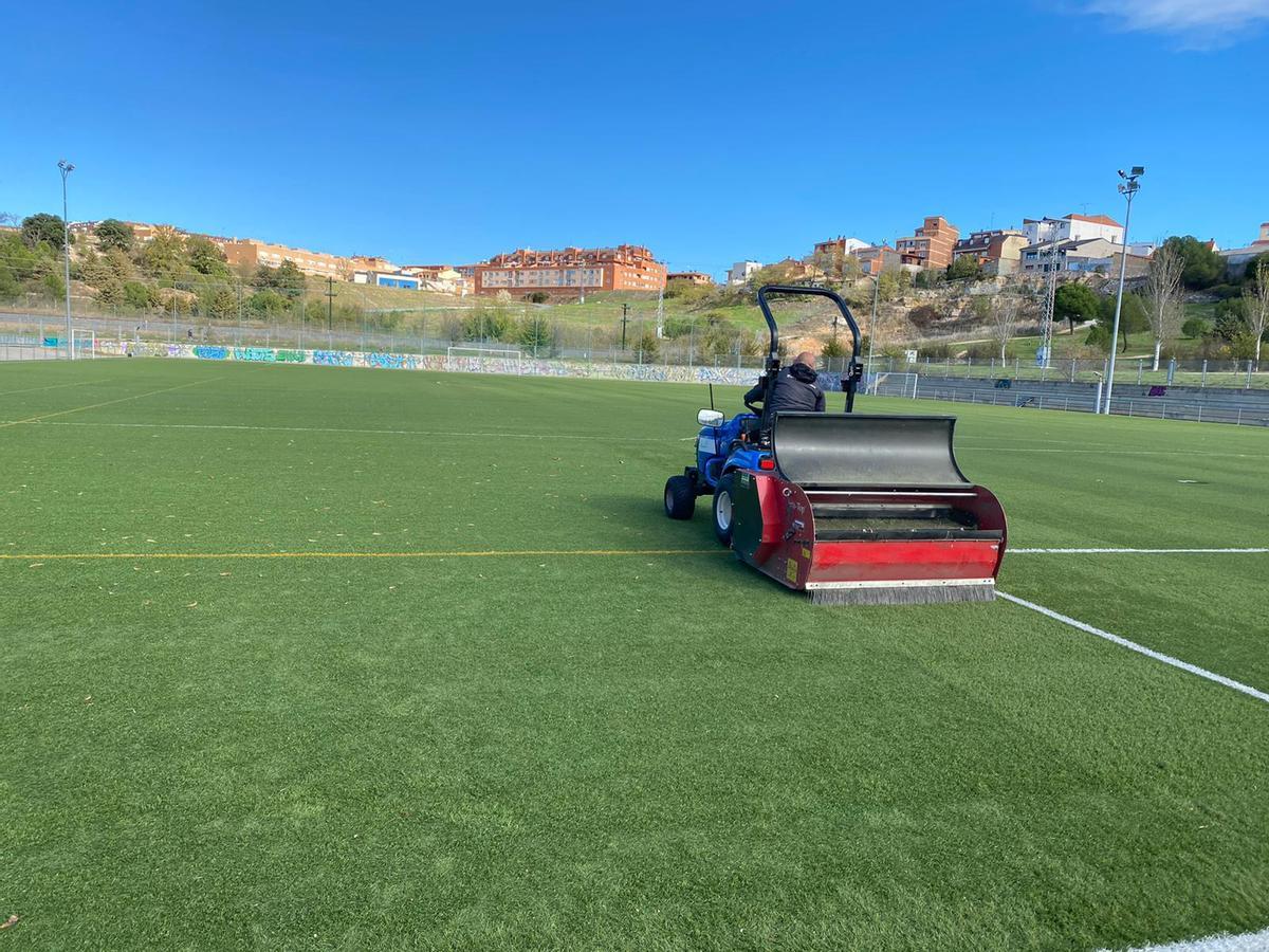 MAQUINA TRABAJANDO EN LA PUESTA A PUNTO DE LOS CAMPOS DE FUTBOL DE VALORIO