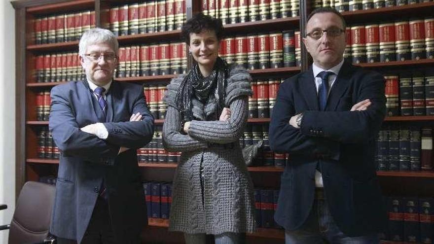 Los abogados Miguel Caride, Paula Gómez y Pablo Quintas. // J. Regal