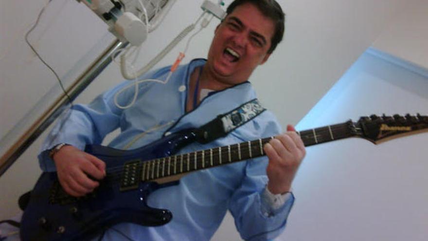 Imagen de Francisco José Medina, con su guitarra en el hospital.