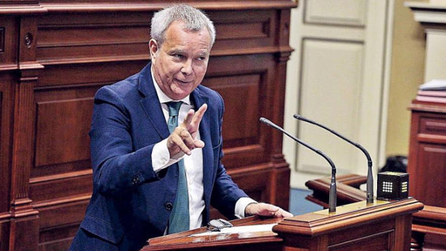 Sebastián Franquis, ayer durante su intervención desde la tribuna del Parlamento de Canarias.