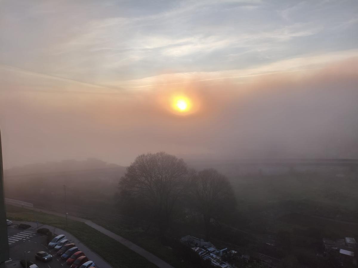 Niebla esta mañana en la ría de A Coruña.