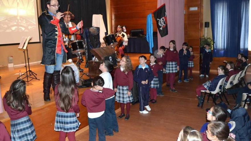 El capitán pirata junto a los niños, durante la actuación de ayer.