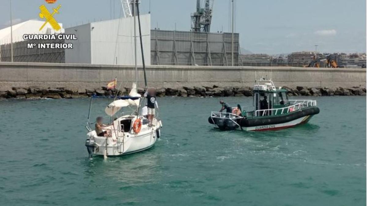 La Guardia Civil auxilia un velero navegando sin gobierno al entrar en el Puerto de Alicante.