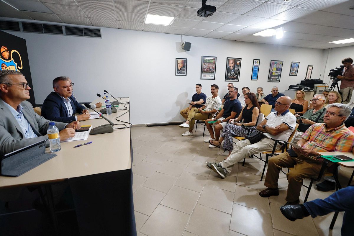 Hernández se dirige a los presentes en su discurso de despedida