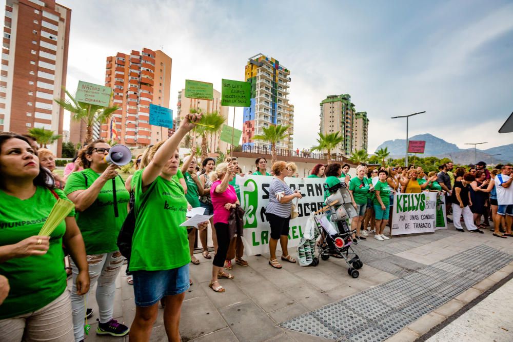 Las Kellys protestan frente al hotel Rambla de Benidorm