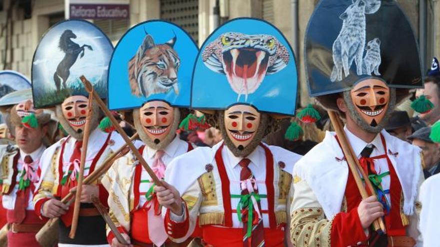 Cigarrones, felos y peliqueiros reparten felicidad en Ourense