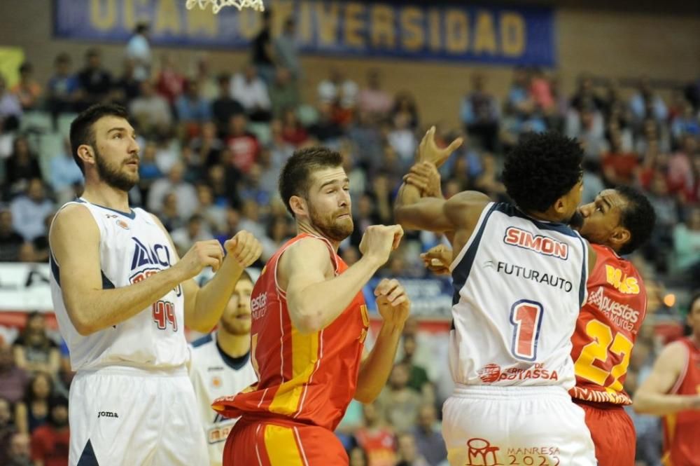 Partido entre el UCAM Baloncesto y el Manresa