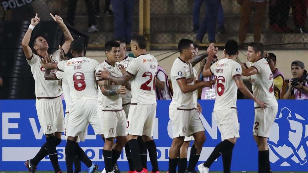 Universitario ganó en casa y chocará con Cerro Porteño en la próxima fase