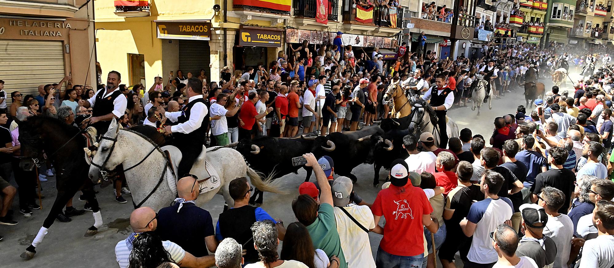 Fotos de ambiente y de la segunda Entrada de Toros y Caballos de Segorbe