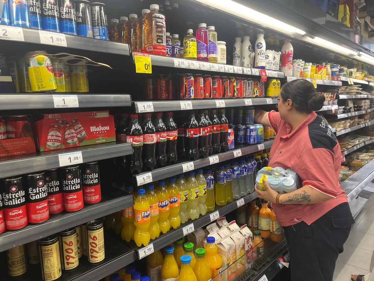 Eva Aller repone bebidas en el supermercado de Gijón.