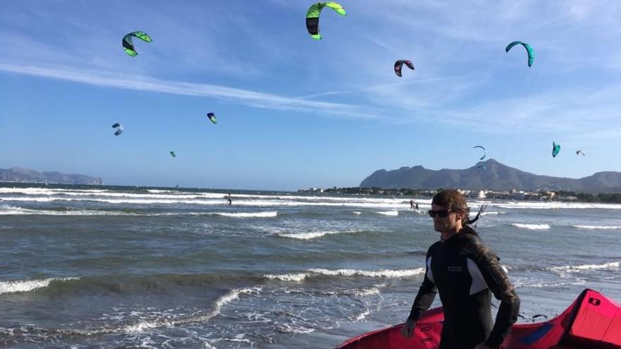 Medio centenar de kitesurfistas llenan la playa de es Barcarés de cometas