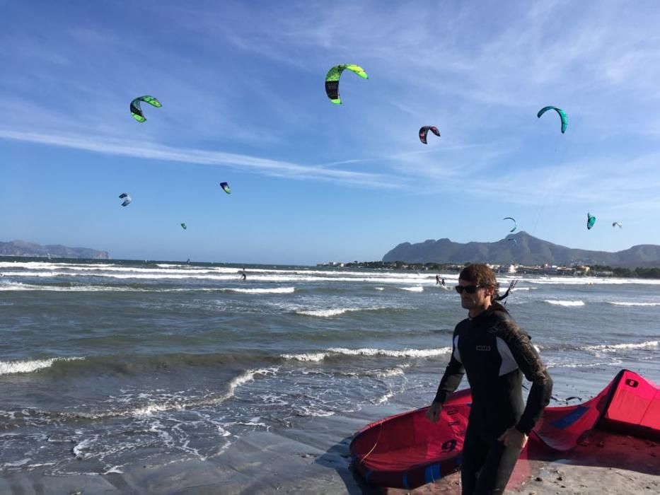 Medio centenar de kitesurfistas llenan la playa de es Barcarés de cometas