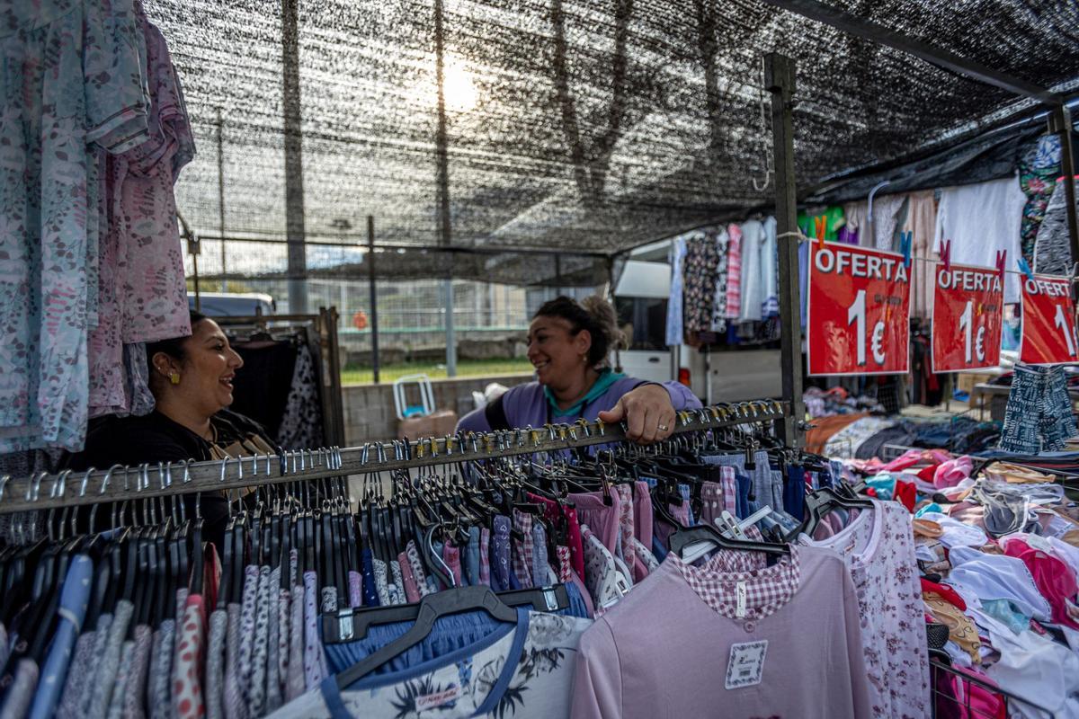 El histórico mercado ambulante inicia un exilio temporal: las obras de reforma del barrio exigen dejar libres las calles del Acer, de la Metal·lúrgia y del Crom, donde los puestos comerciales llevaban más de 50 años asentados. La nueva ubicación es desde el cruce de la calle de los Ferrocarrils Catalans con calle Foc hasta el cruce de la calle de la Mare de Déu de Port con el de calle Motors.