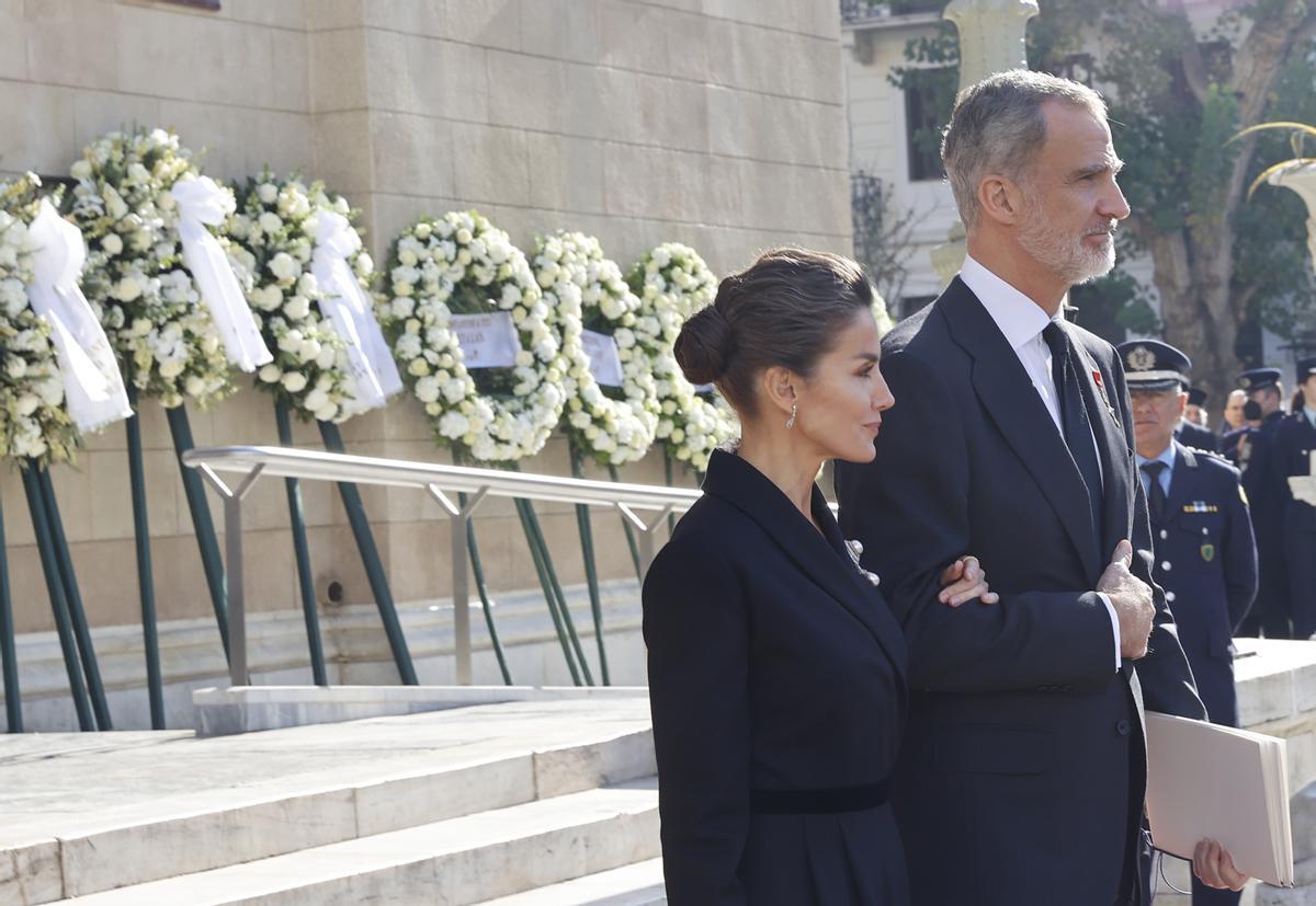 Los reyes Felipe y Letizia abandonan la catedral de Atenas tras el funeral del rey Constantino