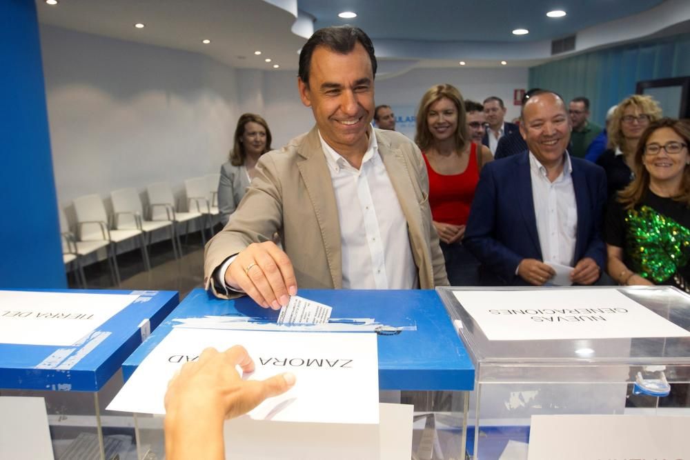 Los candidatos y los rostros del partido votan en las primarias.