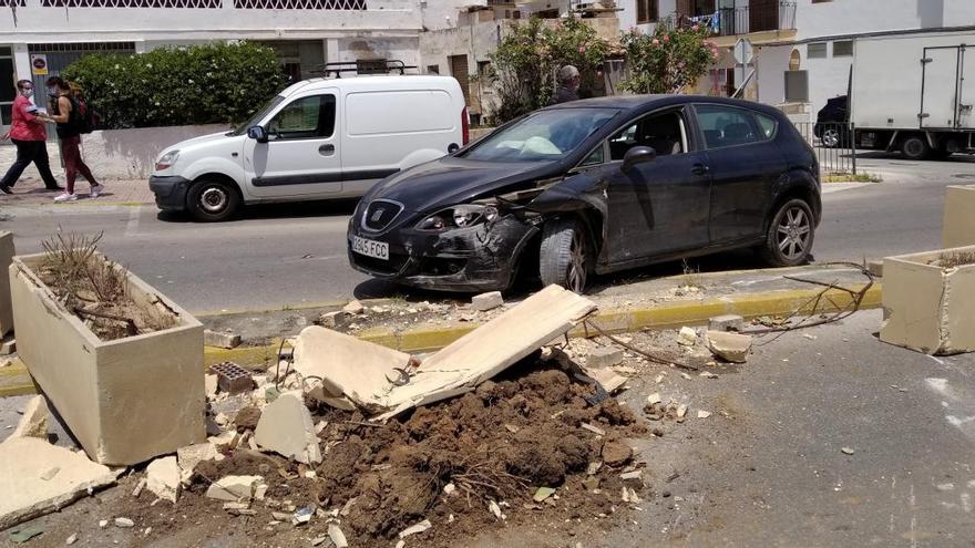 Un coche se estrella contra los maceteros de una mediana de Xàbia