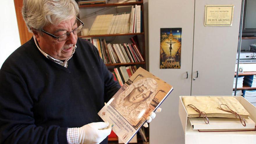 Federico Castellón, en el Archivo Histórico de la Archicofradía, con la monografía sobre los proveedores.