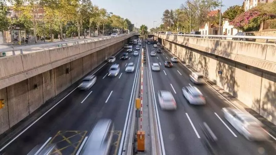 Siete heridos en un accidente entre tres coches y una ambulancia en la ronda de Dalt